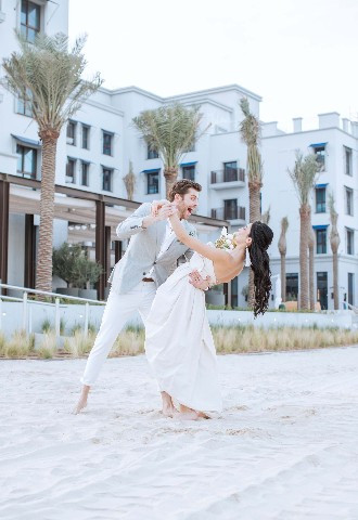 Bride and groom outside Vida UAQ
