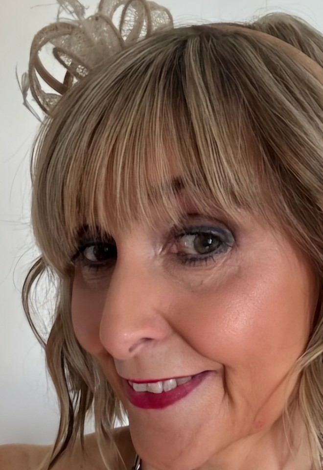 Summer wedding guest close up, wedding guest glamorous, chic make up, mother of bride, sandstorm quad eyes, steely liner,  under eye corrector, silky powder light-medium beige 