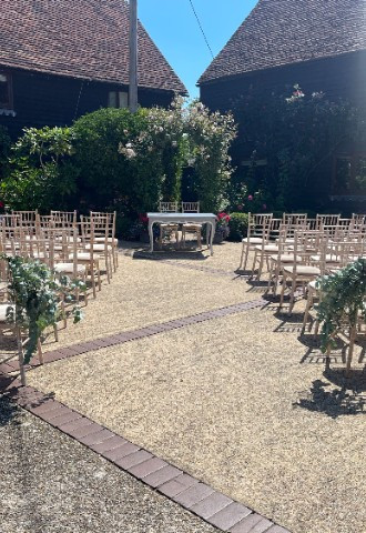 Fitzleroi Barn - courtyard ceremony