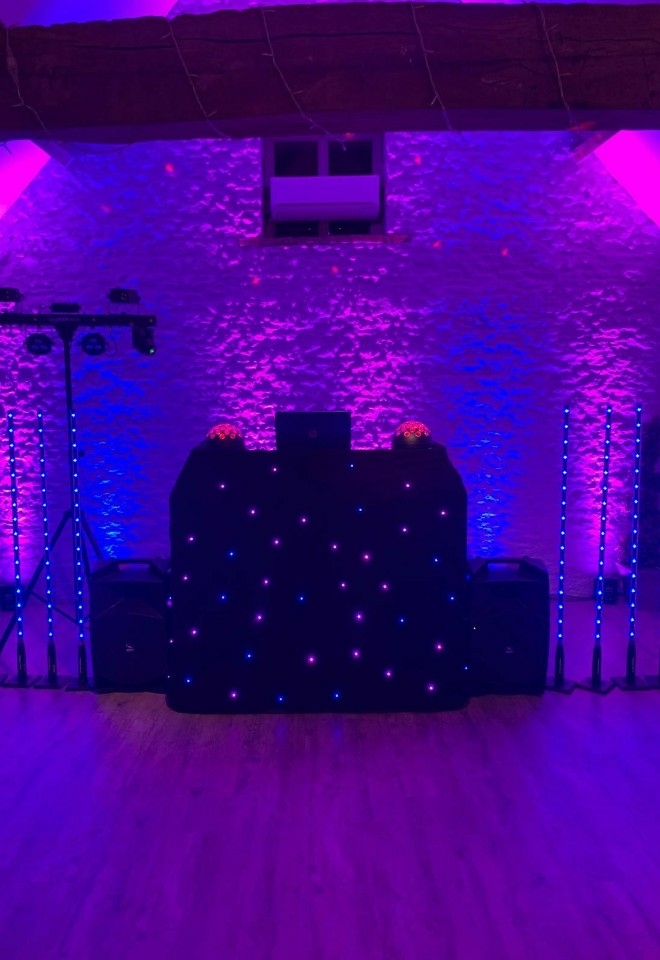 Dave Seamer Disco - Wedding at Stratton Court Barn #weddingdisco #strattoncourtbarn #weddingdj #oxfordshiredj #weddingvenue