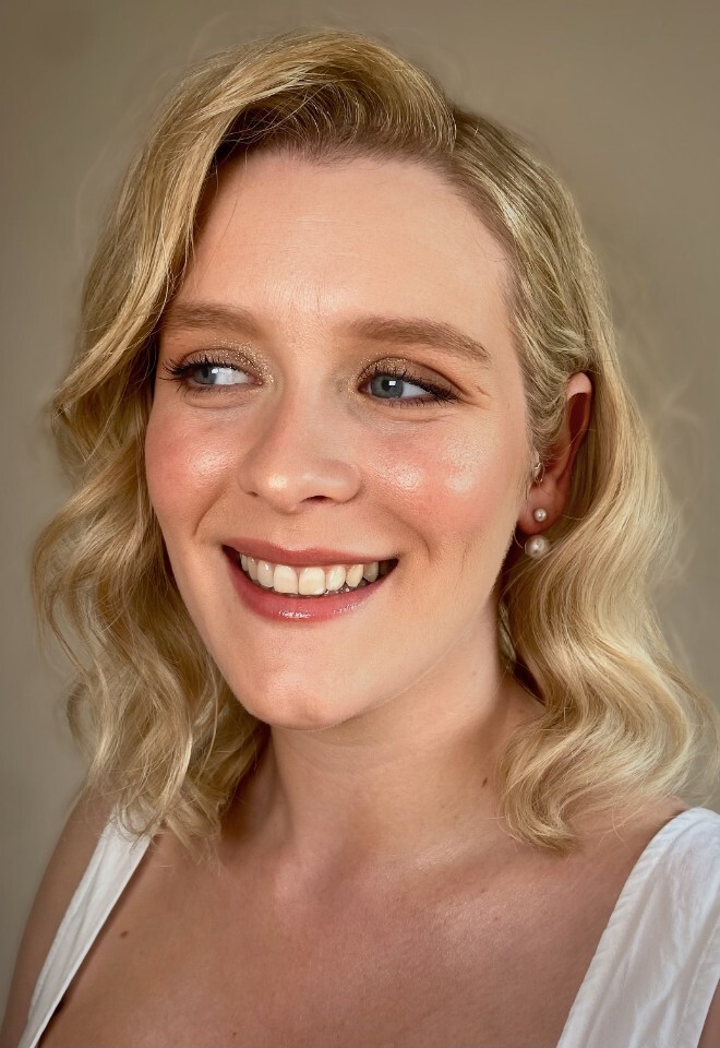 Shoulder length wave with soft glam glowy makeup 