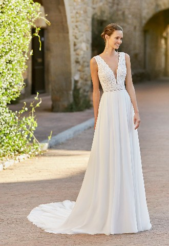 Alma Novia Marlen plunge neckline