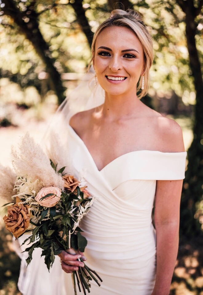 Beautiful bride with her pampas summer bridal bouquet