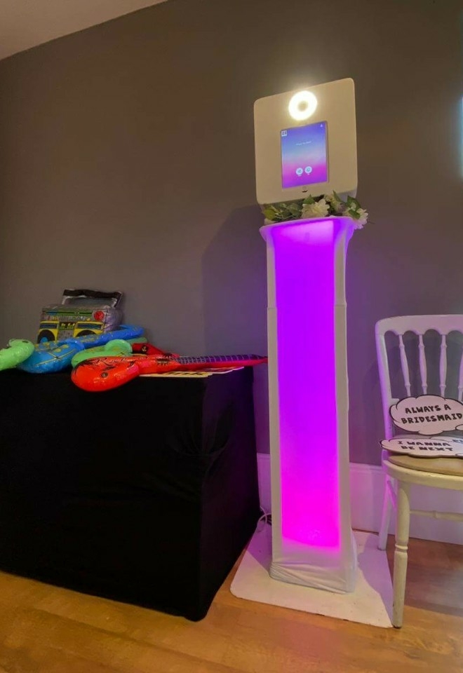 Selfie pod with props