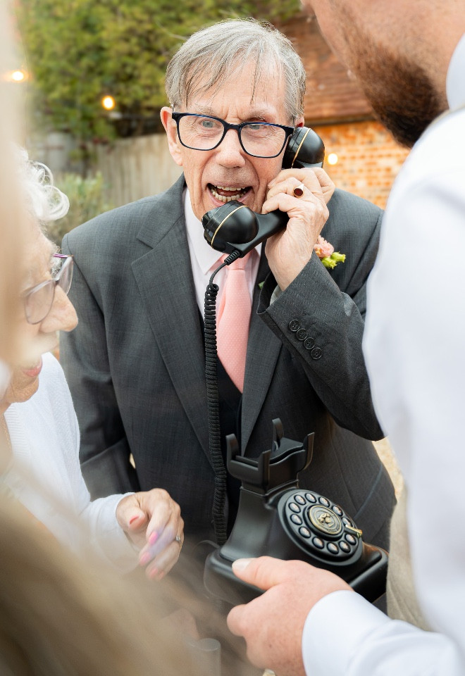 Candid wedding guests portraits at Oxfordshire wedding 