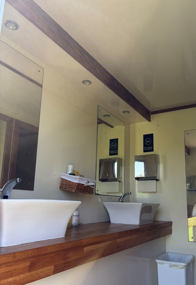Luxury toilet hire for marquee weddings in Oxfordshire & Berkshire from Willow and Oak Events