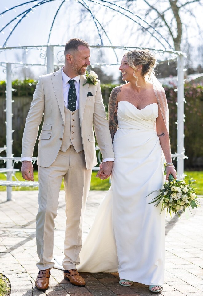 Couple in Applewood Hall garden