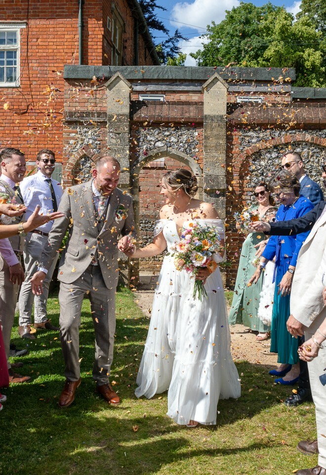 Confetti tunnel (www.davecoxphoto.co.uk)