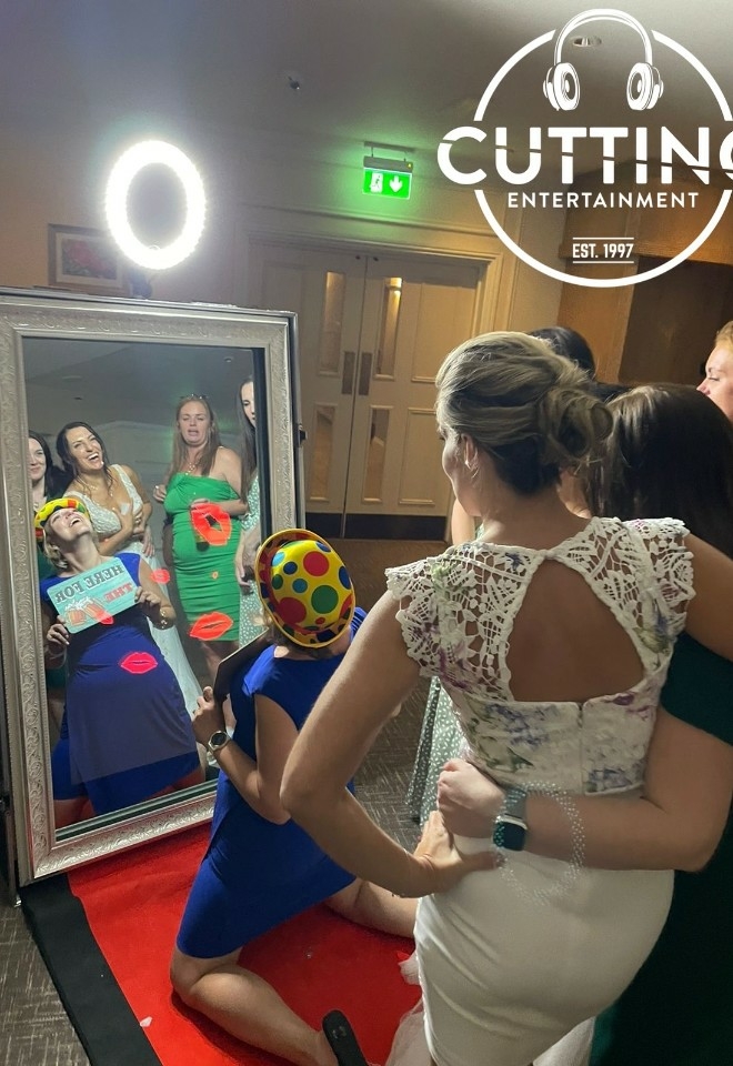 MAGIC MIRROR WITH PROPS AND PRINTS