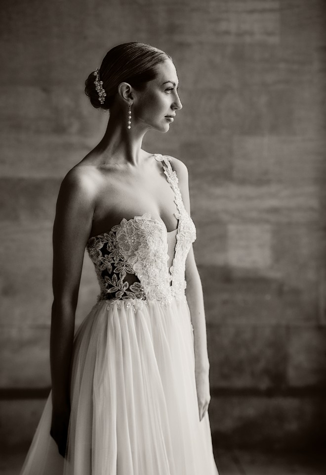 Sophie Alice Events bride in Herve Moreau Couture dress at Prestwold Hall weddings by Stuart Wood