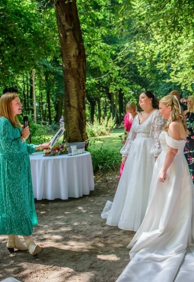 Wedding celebrant-Oxfordshire-Monkton Barn-award-winning-1