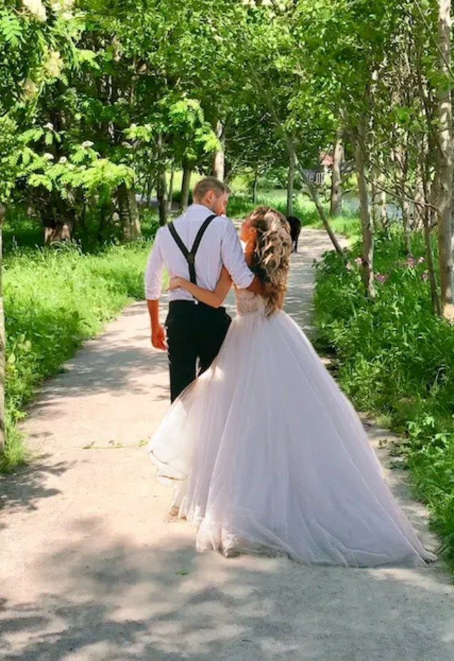 Wedding couple photos in woodland