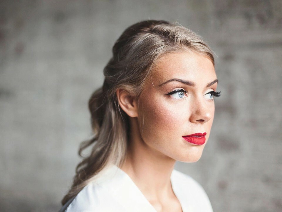 bride preparing her wedding makeup