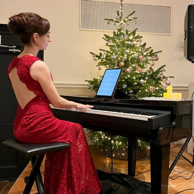 Kelly Winter performing live piano at a Norfolk event
