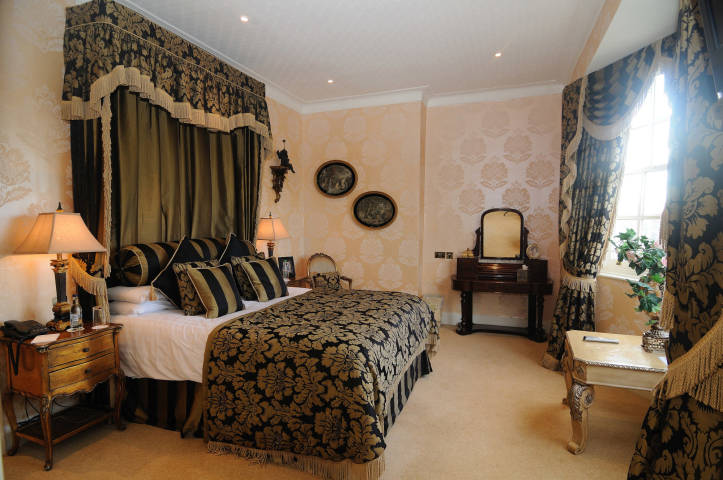 Victoria Bridal Suite- Bedroom