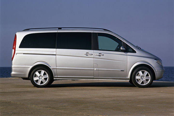 Cars and Horse Drawn Carriages in Berkshire