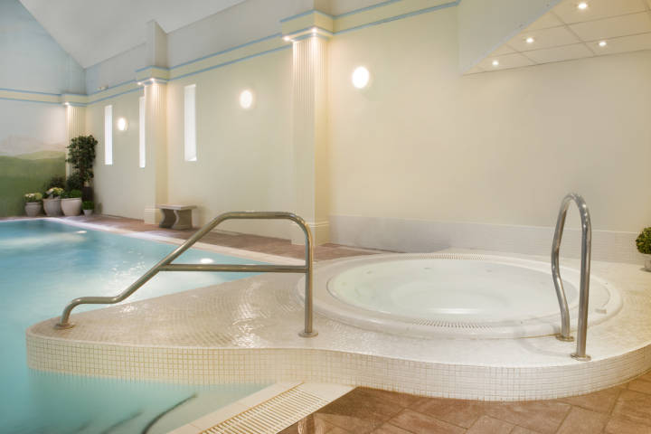 Lesiure Club Swimming Pool and Spa Pool