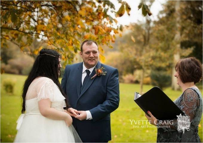 Outdoor Wedding ceremony. Pines Calyx Kent photography by Yvette Craig