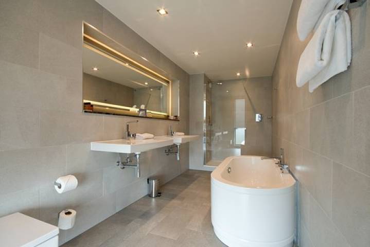 King Executive Bathroom Clayton Hotel Chiswick Venues in West London