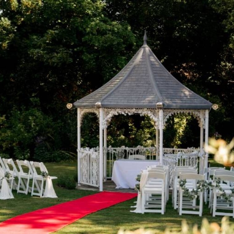 Outdoor wedding in peaceful hotel garden