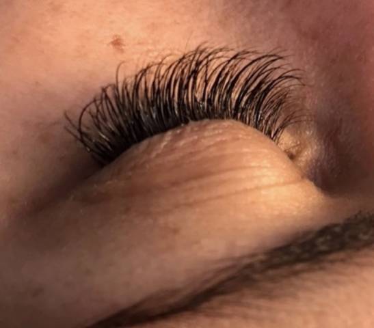 Eyelash extensions for the bride