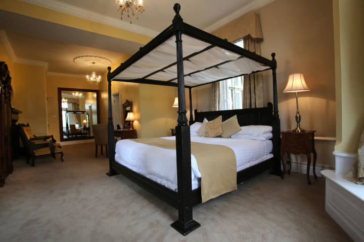 Cave Castle Hotel & Country Club, Carmichael Suite Bridal Bedroom