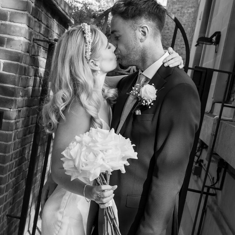 Kissing Couple Islington Town Hall