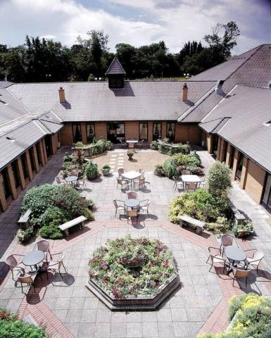 Bridgewood Manor - Courtyard