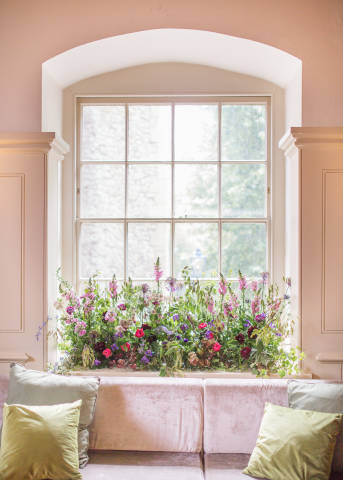 Floral wedding seat in the New Armouries