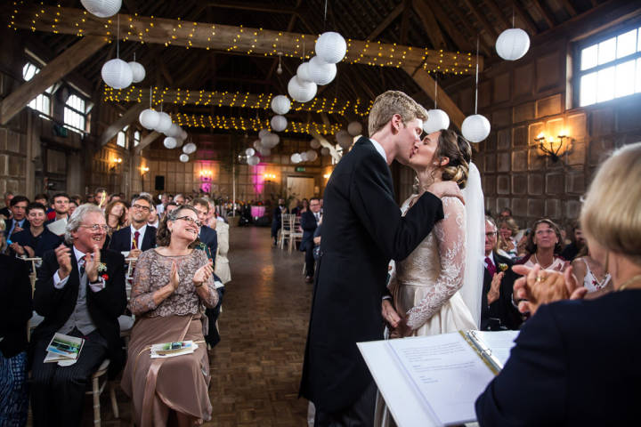 wedding_photography_oxfordshire_barn_first_kiss