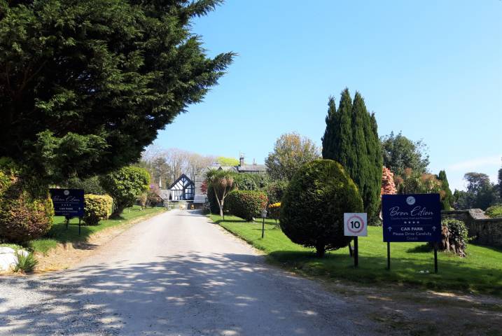 Hotel drive leads up to hotel set in 5 acres of gardens