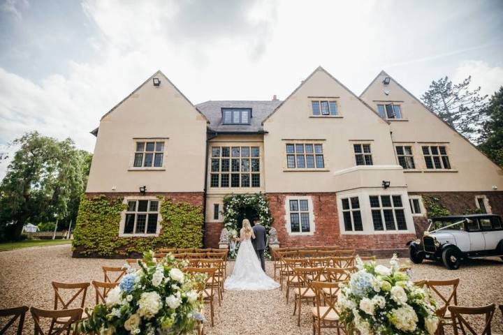 Outdoor ceremonies at Plum Park Manor Northamptonshire
