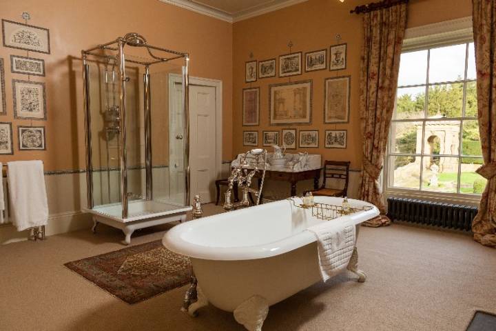 Broughton Hall Estate - Bow Bedroom En-suite Bathroom
