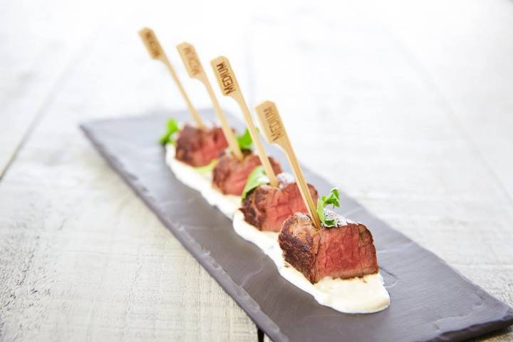 Seared beef canapés on crisp skewers by Portfolio Events Catering, a wedding caterer based in Northamptonshire