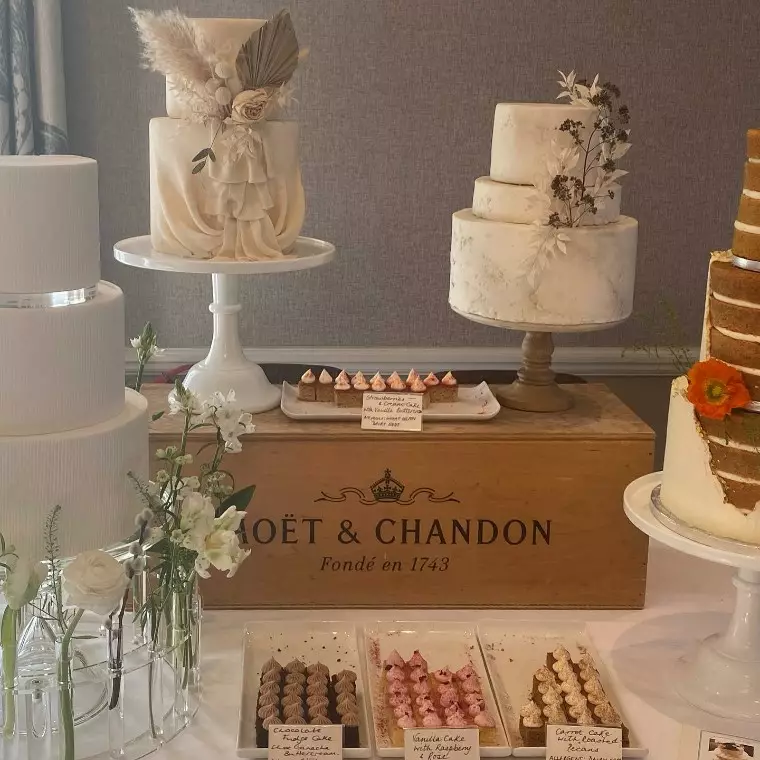 Katie B Cakesmith wedding cakes, Newbury, Ufton Court recommended supplier