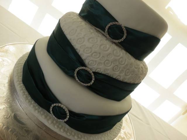 Wedding cake at Sand Martins Golf Club, Venues in Berkshire