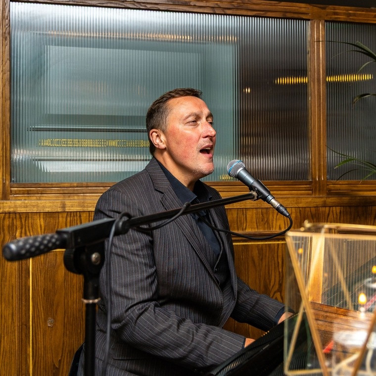Anthony Ward Piano Vocalist for Weddings 