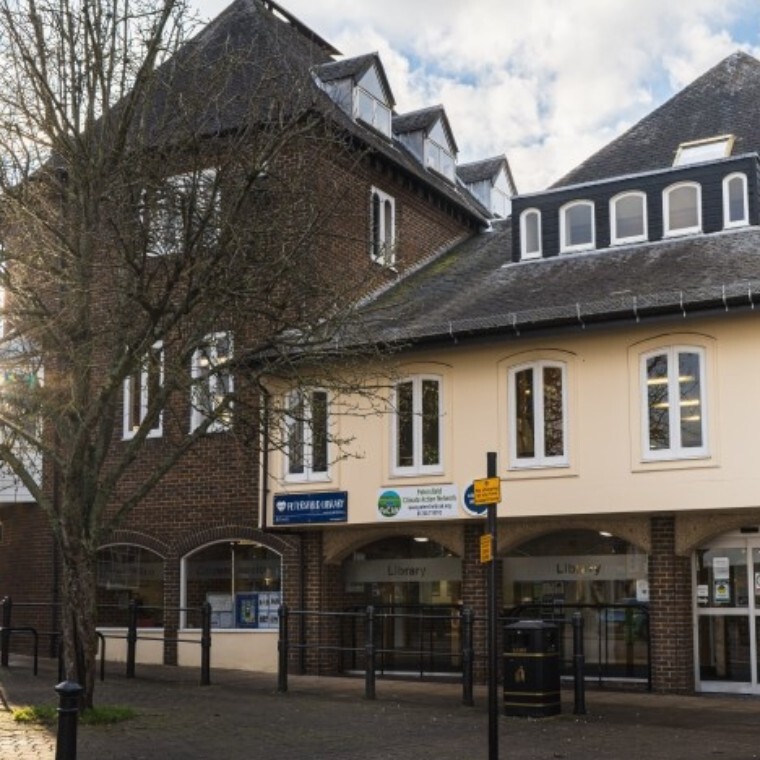Multi-stored building with the registration off in the left hand side of the building, and the library in the right hand side. 