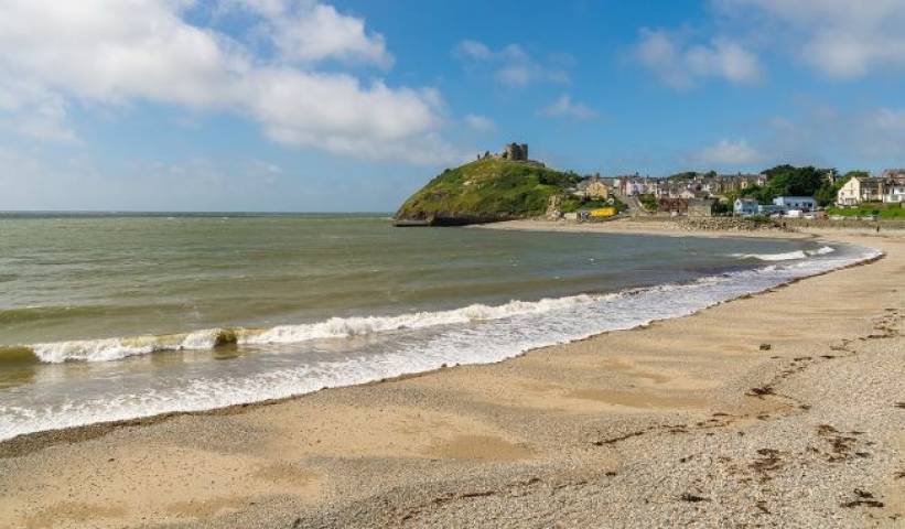 Bron Eifion is only a 5 min drive from the Castle and Beach House Hotel Venues in Gwynedd