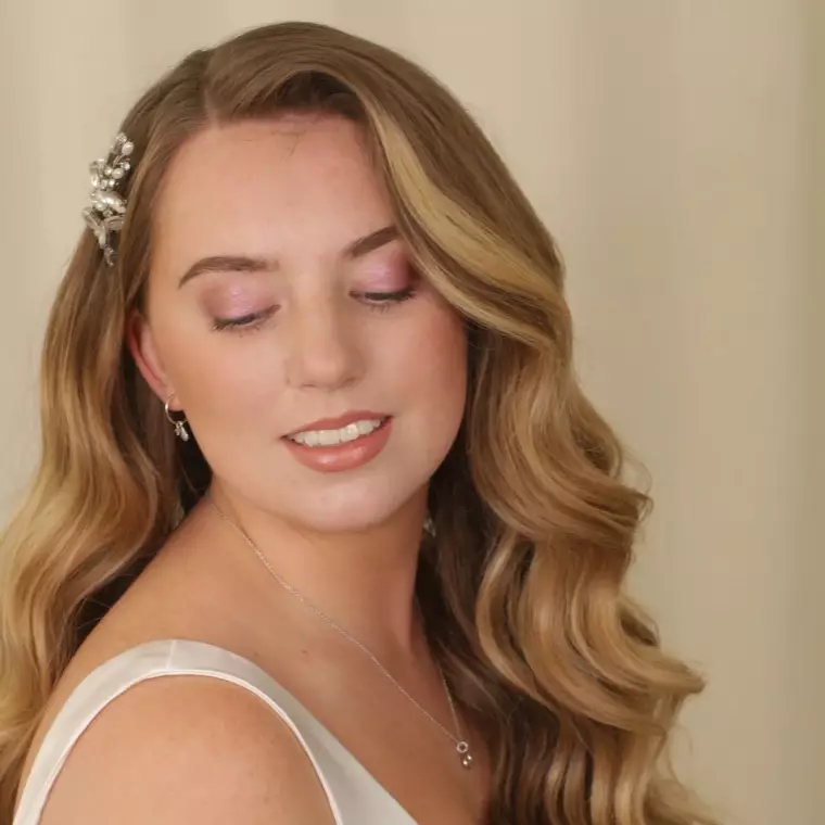 Hollywood waves and natural makeup