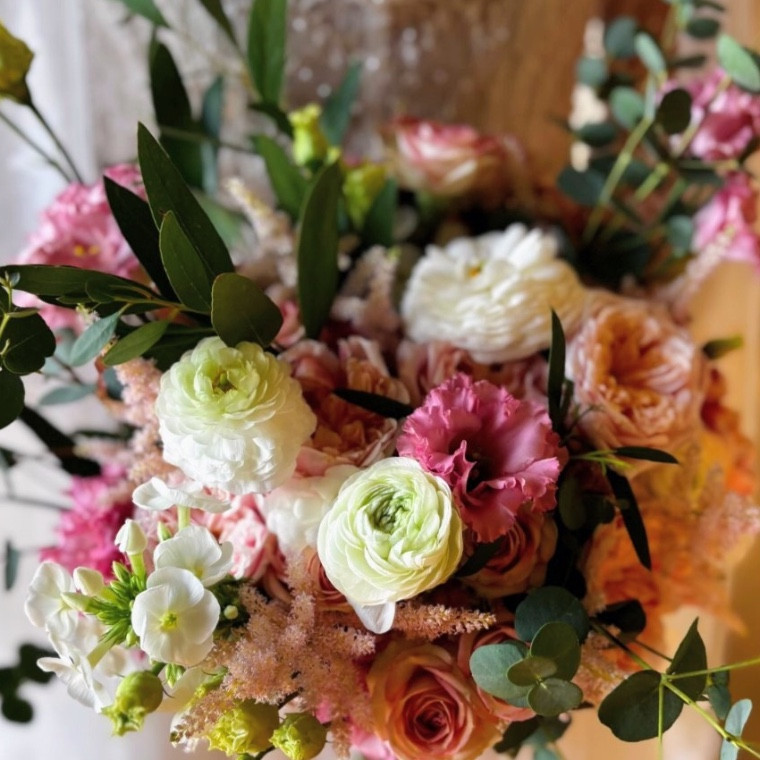 White and pink wild style bridal bouquet