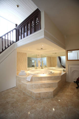 Cave Castle Hotel & Country Club, Boldero Suite Bridal Bedroom