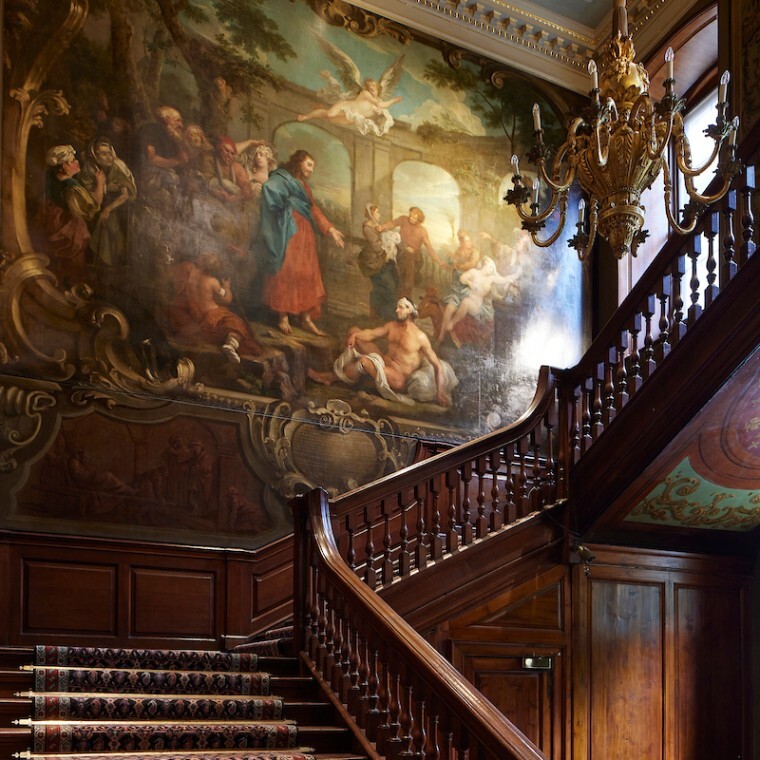 A Grand Entrance up The Hogarth Stair