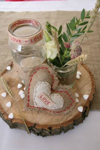 Many couples choose rustic or handmade decorations