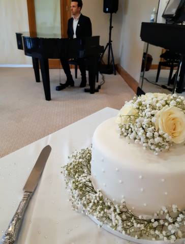 Bearwood Lakes Golf Club Cake and Pianist