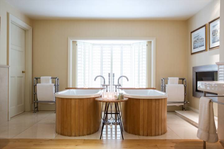 Deluxe Woodland Bathroom