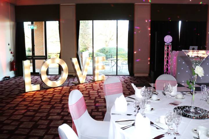 Riversuite Evening reception with pink Sashe